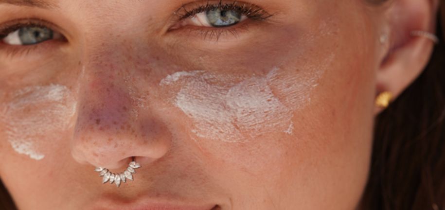 Die wichtigsten Tipps zum Tragen von Piercingschmuck am Strand: Tragen oder nicht tragen?