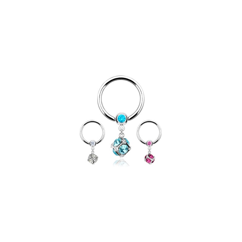 Brustwarzenpiercing mit einem viereckigen Anhänger