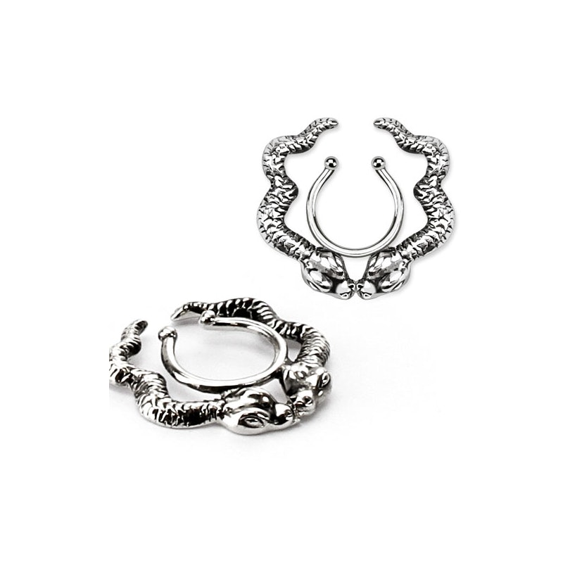 Fake Brustpiercing mit Schlangen