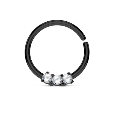 Kleines Septumpiercing mit drei kleinen Steinen