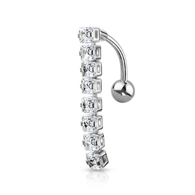 Umgekehrtes Bauchnabelpiercing mit kleinen Steinen