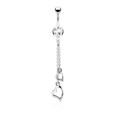 Bauchnabelpiercing mit Herzanhängern in der Kette