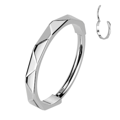 Nasenring mit Diamantmuster aus Titan