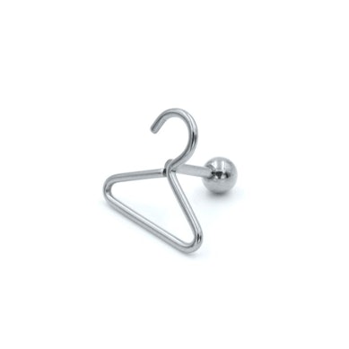 Ohrpiercing mit Kleiderbügel