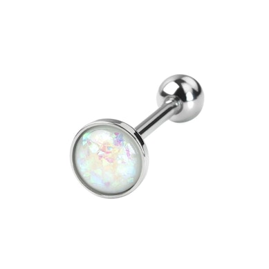 Zungenpiercing mit einem Opalstein