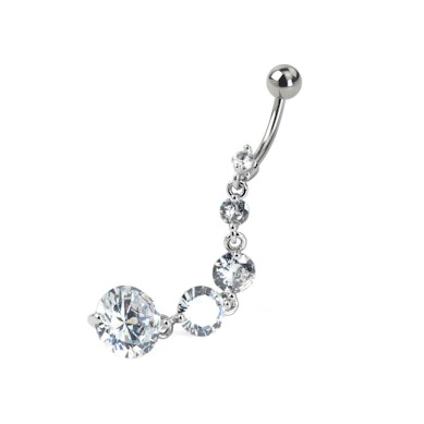 Bauchnabelpiercing mit einem langen Anhänger
