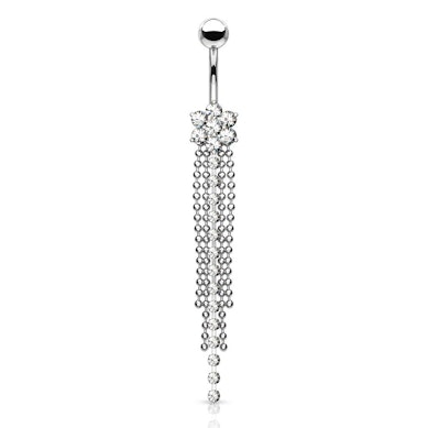Bauchnabelpiercing mit einer Blume und Kettenanhänger