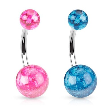 Bauchnabelpiercing in Marmorstruktur