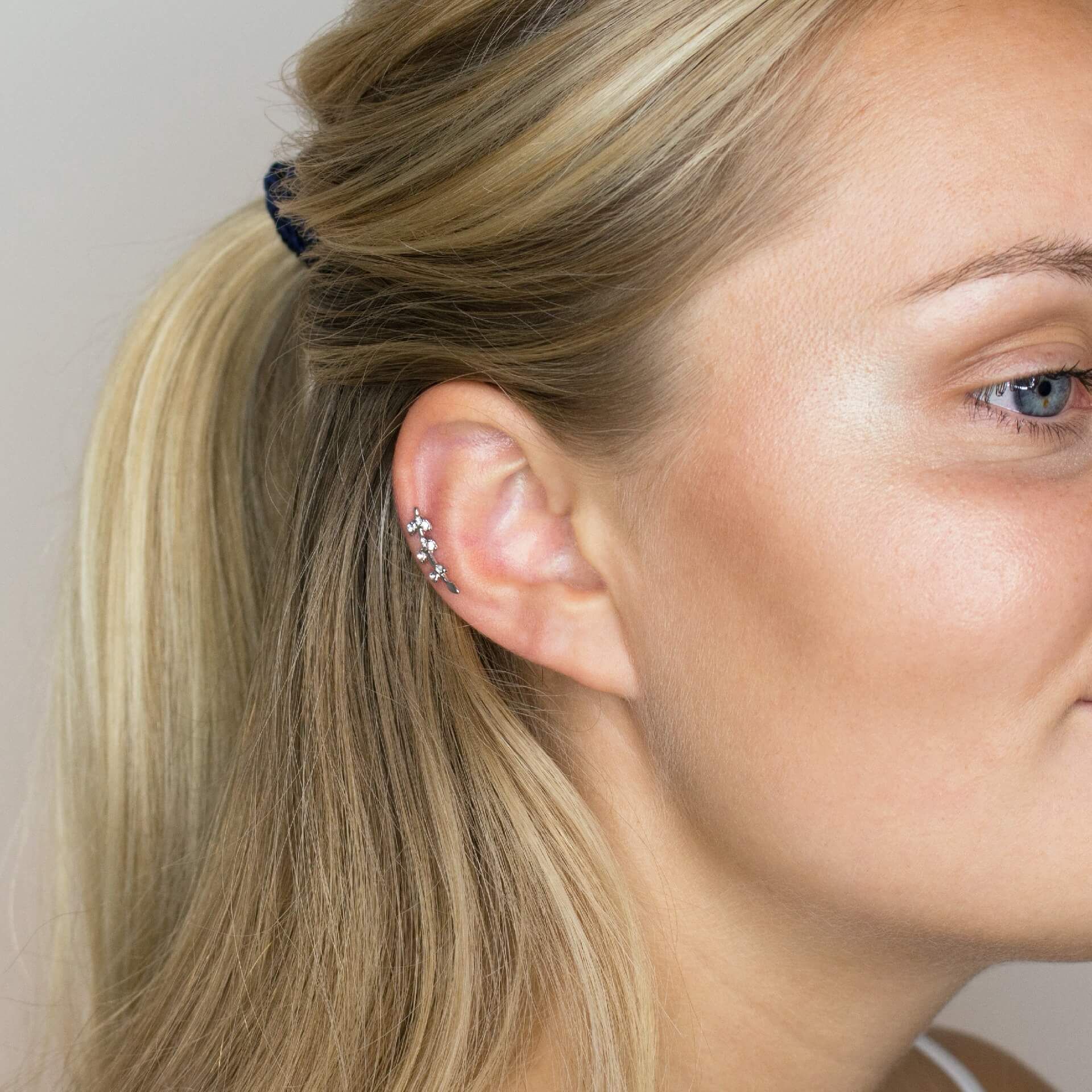 Ohrpiercing mit Blättern aus Steinen