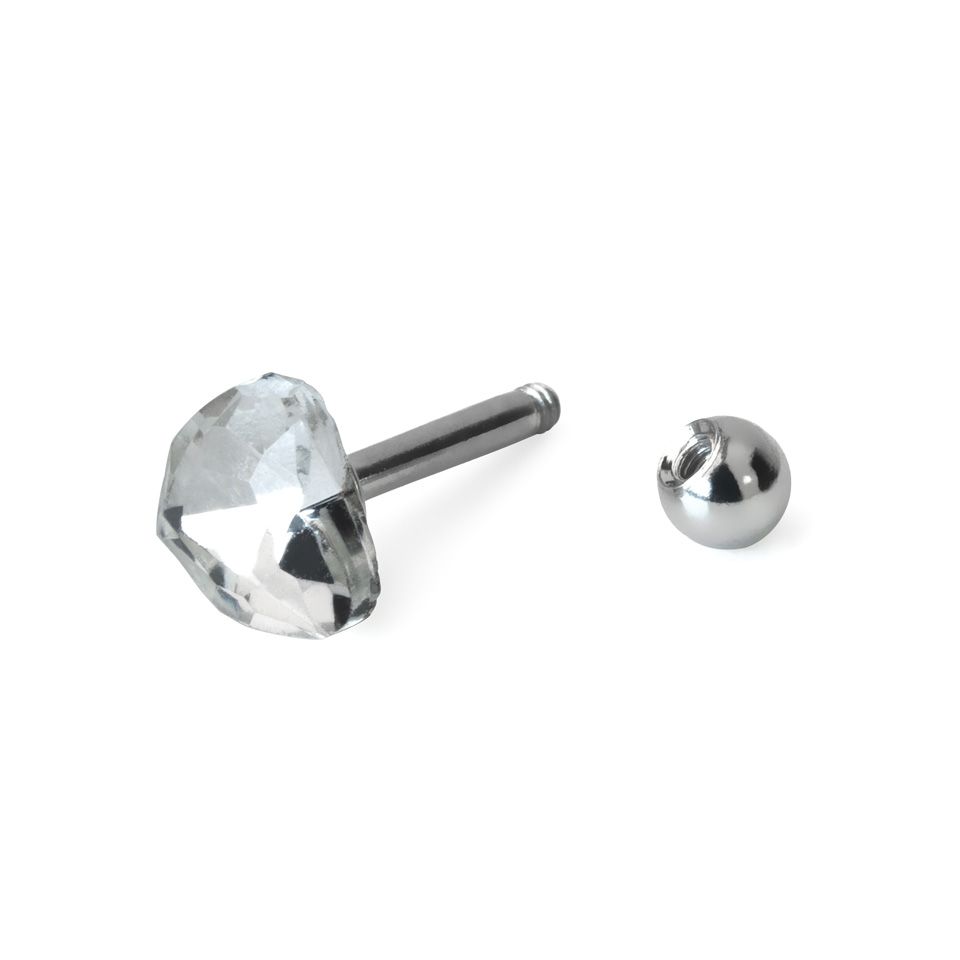 Ohrpiercing in verschiedenen Steindesigns und Farben