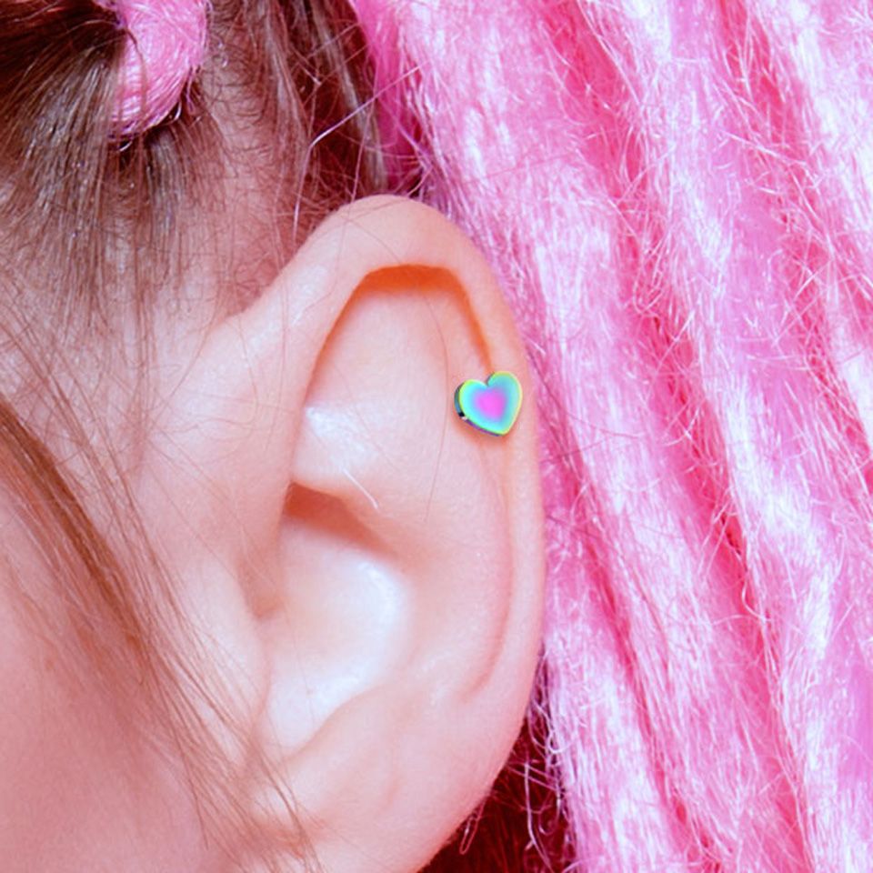 Ohrpiercing in mehreren Farben und Motiven