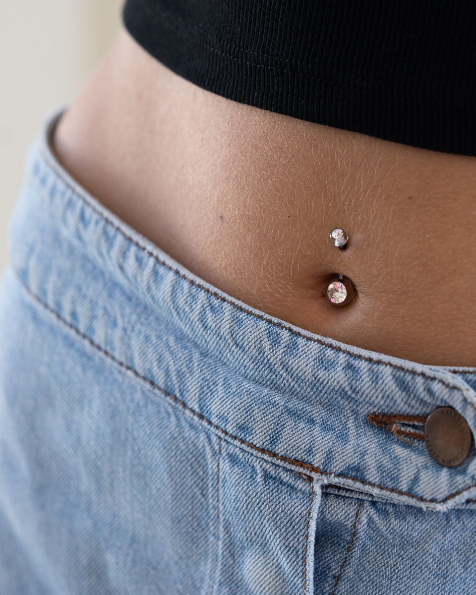 Bauchnabelpiercing mit Acrylkugeln und Steinen