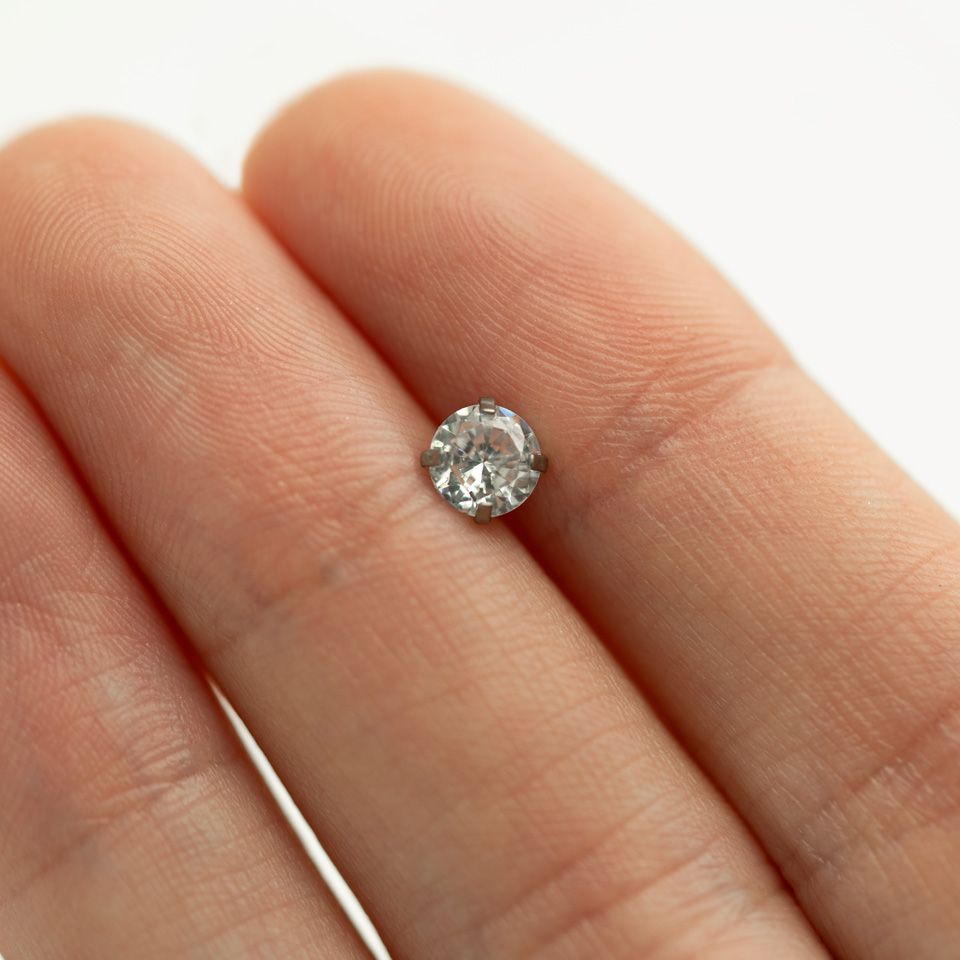 Dermal mit einem großen Stein