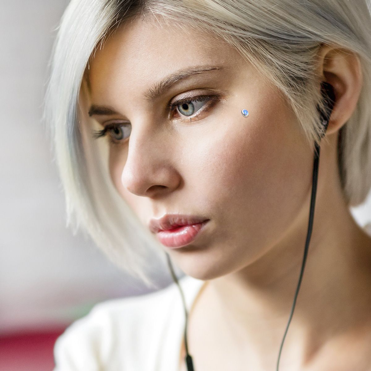 Flaches Dermal mit einem Opalstein