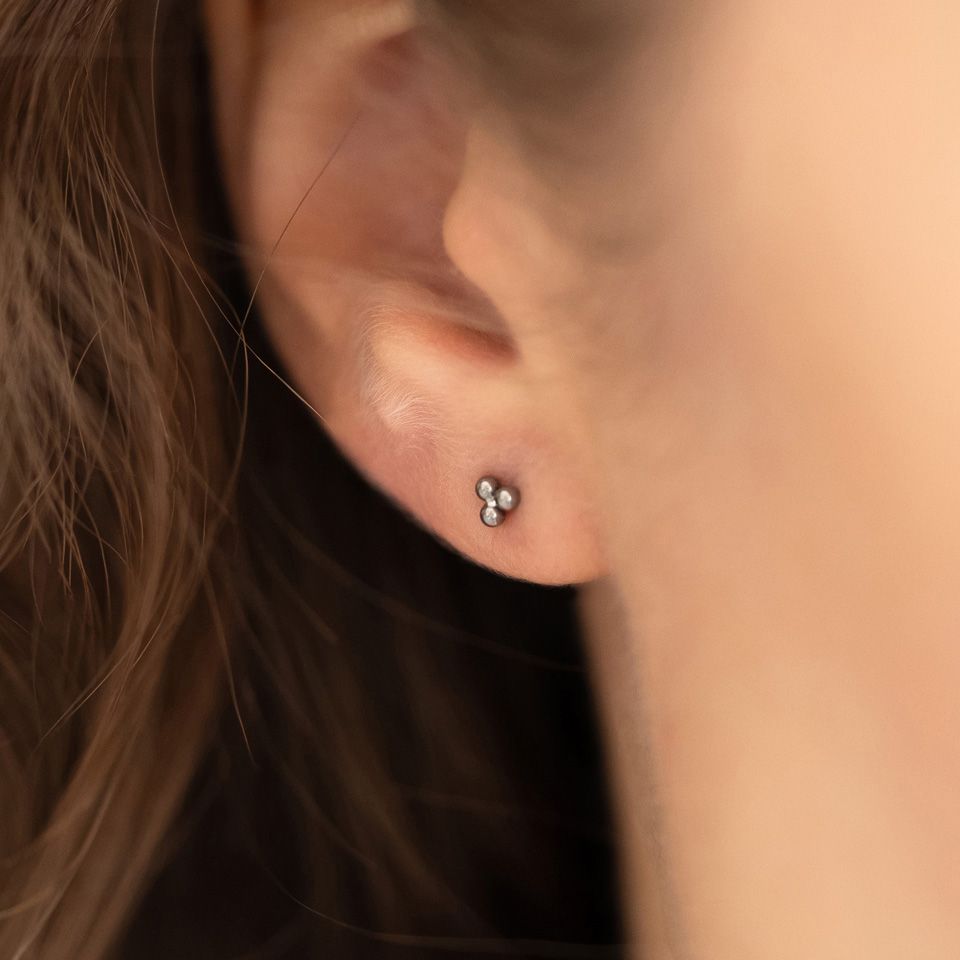 Push-in Labret aus Titan mit dreieckigem Kugelkopf