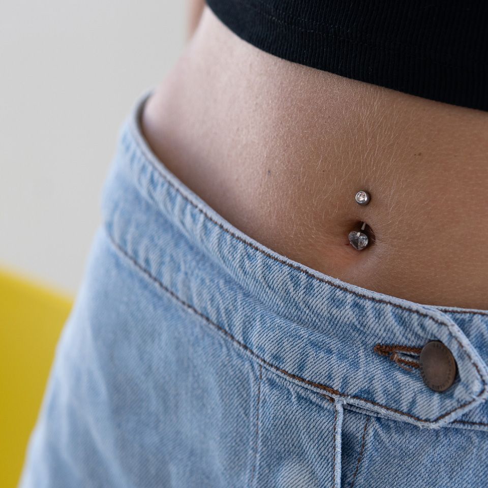Bauchnabelpiercing mit einem Steinherz