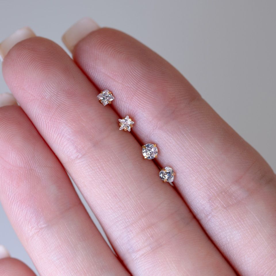 Nasenpiercing in verschiedenen Steindesigns und Farben