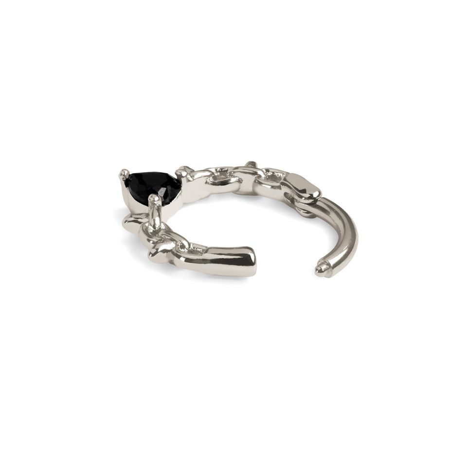 Nach vorne gerichteter Ring mit Stacheldraht und herzförmigem Edelstein