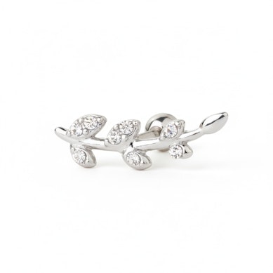 Ohrpiercing mit Blättern aus Steinen