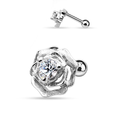 Ohrpiercing mit einer Rose und Stein