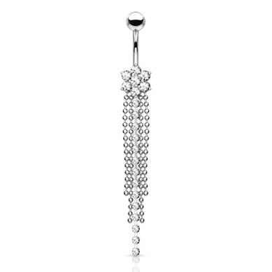 Bauchnabelpiercing mit einer Blume und Kettenanhänger