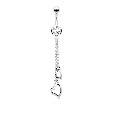 Bauchnabelpiercing mit Herzanhängern in der Kette
