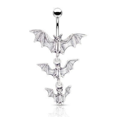 Bauchnabelpiercing mit drei Fledermäusen
