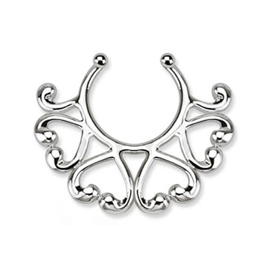 Fake Brustpiercing mit halber Herzkante