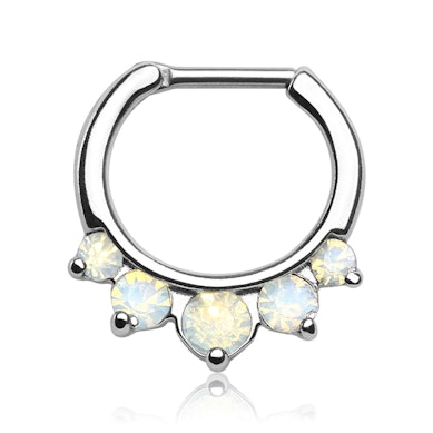 Septumpiercing mit großen Opalitsteinen