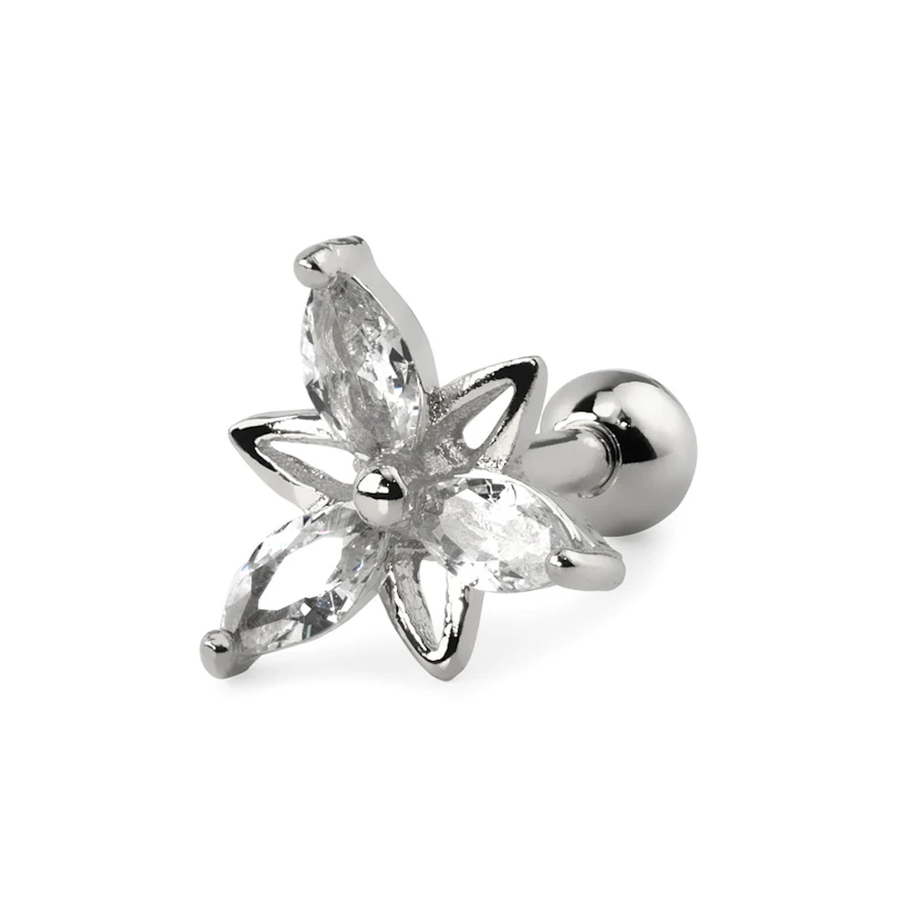 Ohrpiercing mit dreiblättriger Blume