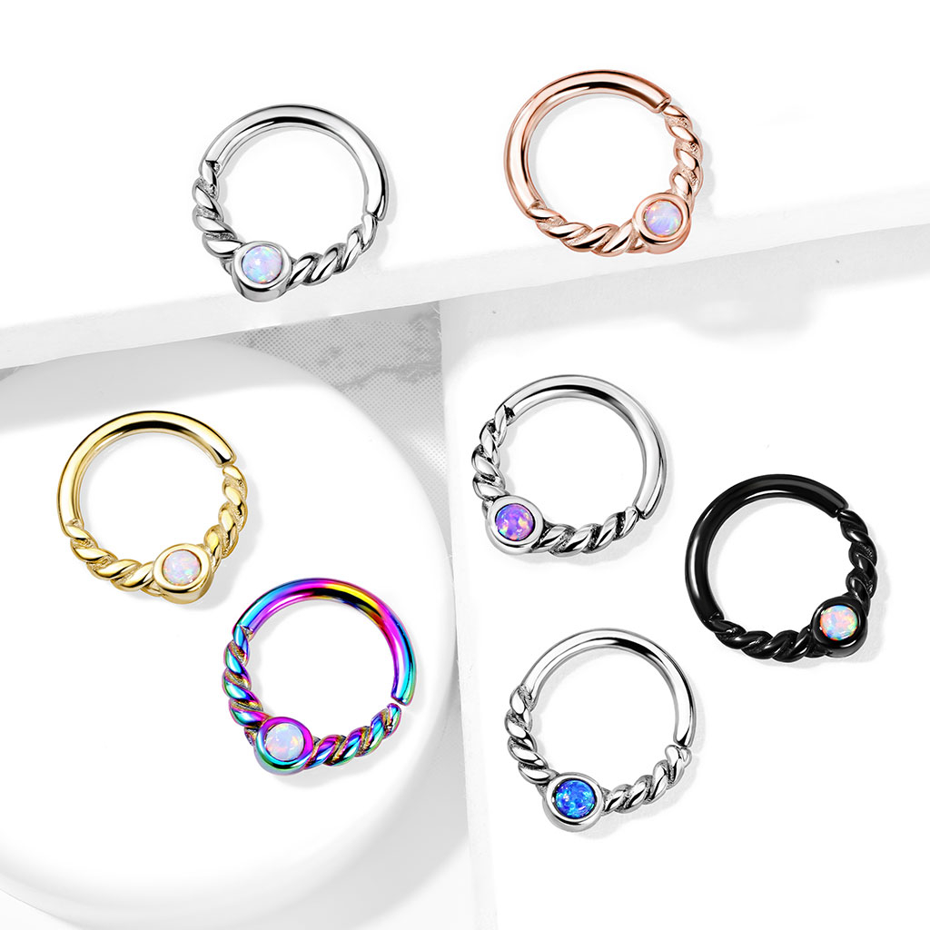 Ring mit verdrehtem Halbkreis und einem Opal