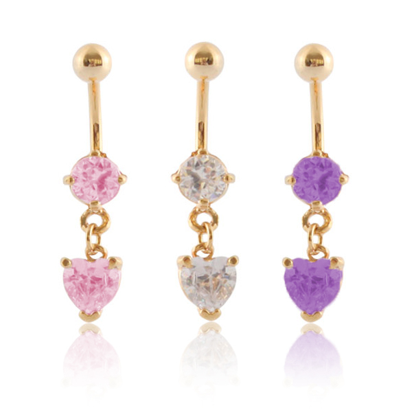 Vergoldetes Bauchnabelpiercing mit Steinen und herzförmigen Anhänger