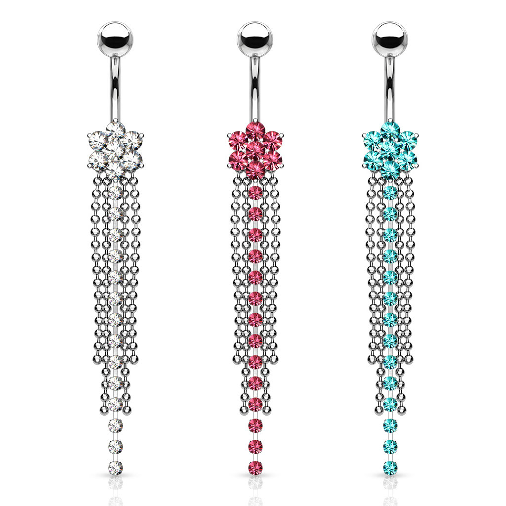 Bauchnabelpiercing mit einer Blume und Kettenanhänger