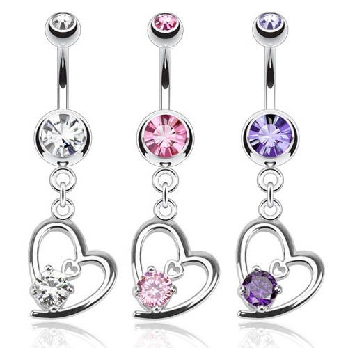 Bauchnabelpiercing mit einem Herz und Steinen