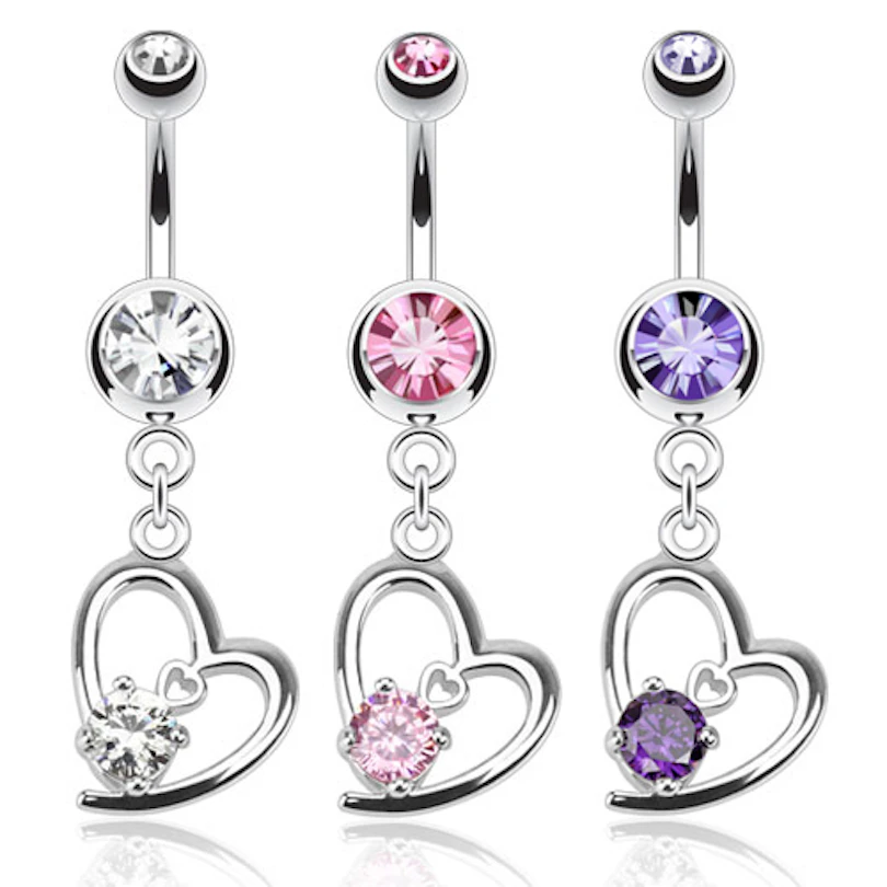Bauchnabelpiercing mit einem Herz und Steinen