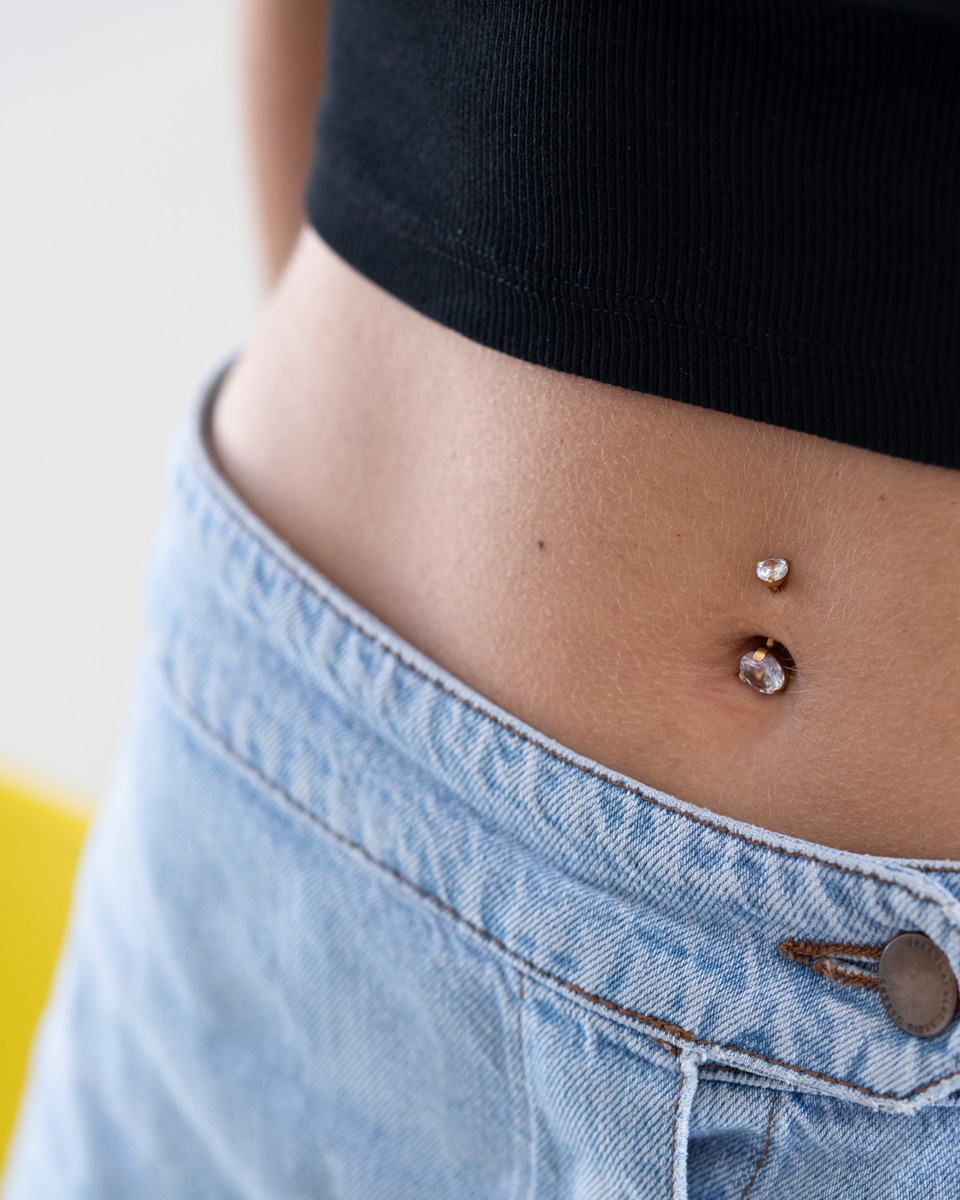 Bauchnabelpiercing mit grossen Steinen in der oberen und unteren Kugel
