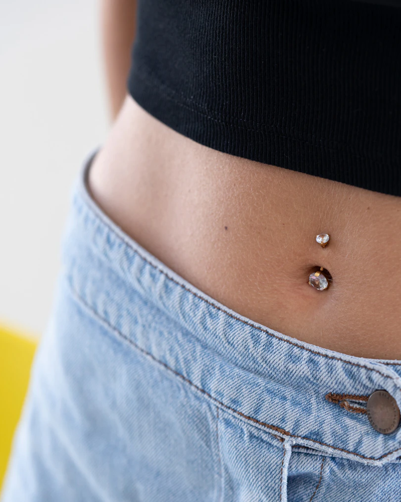 Bauchnabelpiercing mit grossen Steinen in der oberen und unteren Kugel