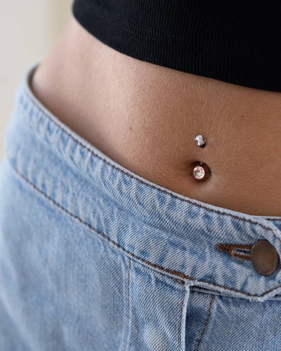 Bauchnabelpiercing mit Acrylkugeln und Steinen