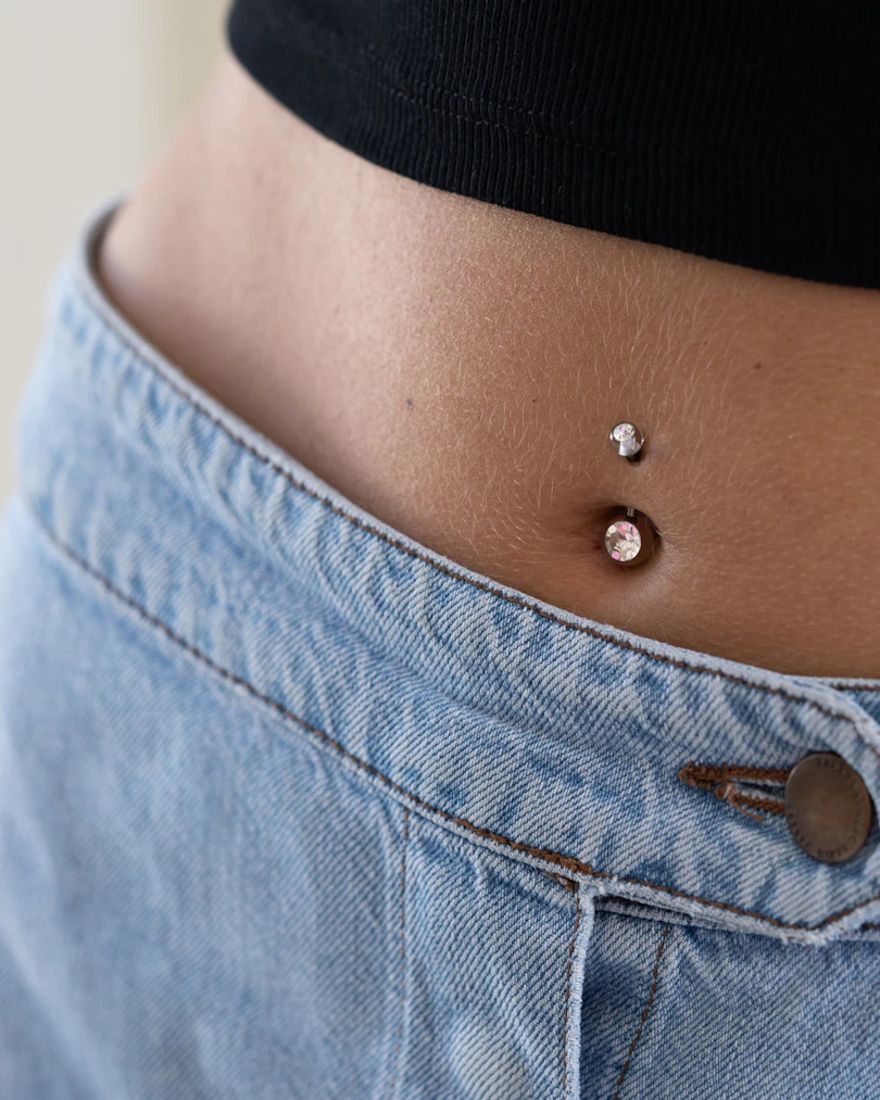 Bauchnabelpiercing mit Acrylkugeln und Steinen