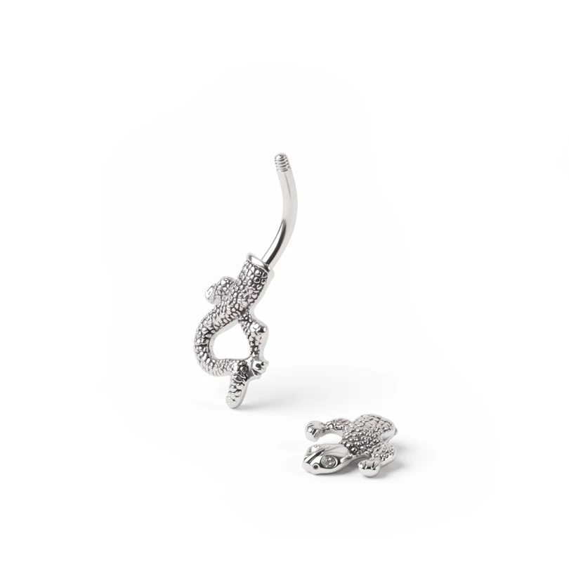 Bauchnabelpiercing mit einer Eidechse