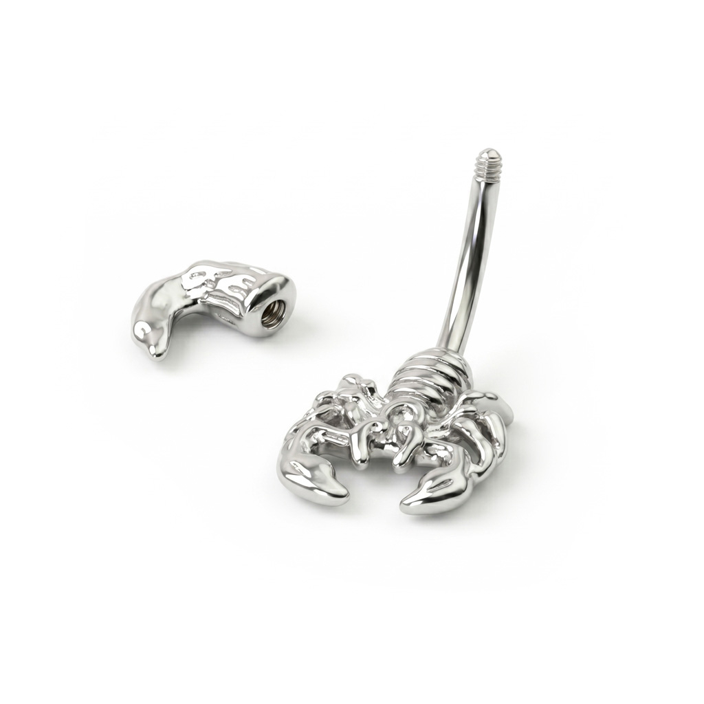 Bauchnabelpiercing mit einem Skorpion