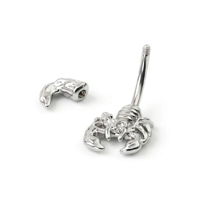 Bauchnabelpiercing mit einem Skorpion
