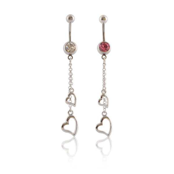 Bauchnabelpiercing mit Herzanhängern in der Kette