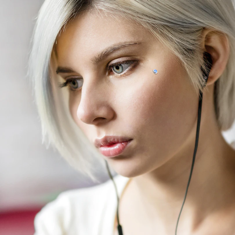 Flaches Dermal mit einem Opalstein
