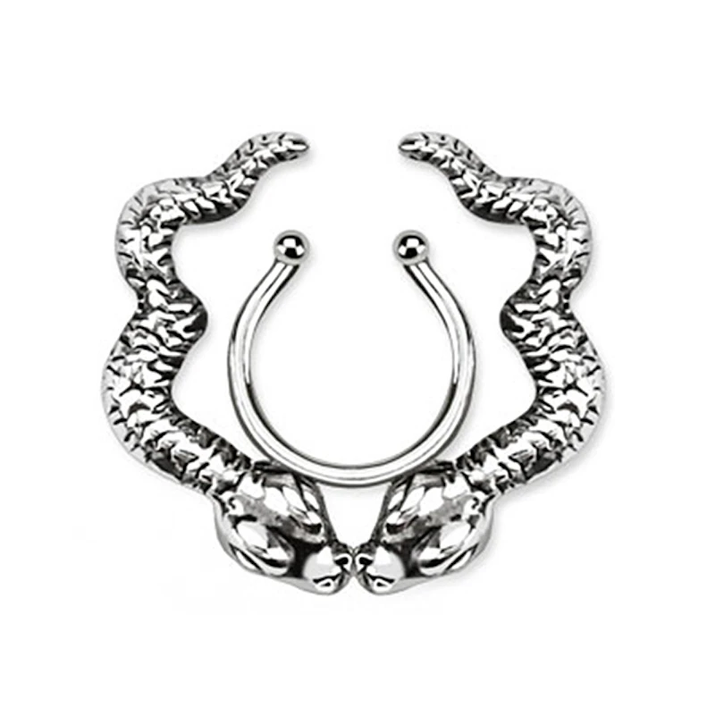 Fake Brustpiercing mit Schlangen