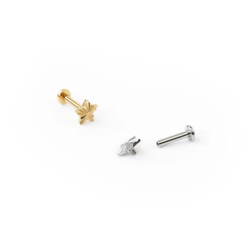 Sternförmiges Titan-Labret mit strukturiertem Design