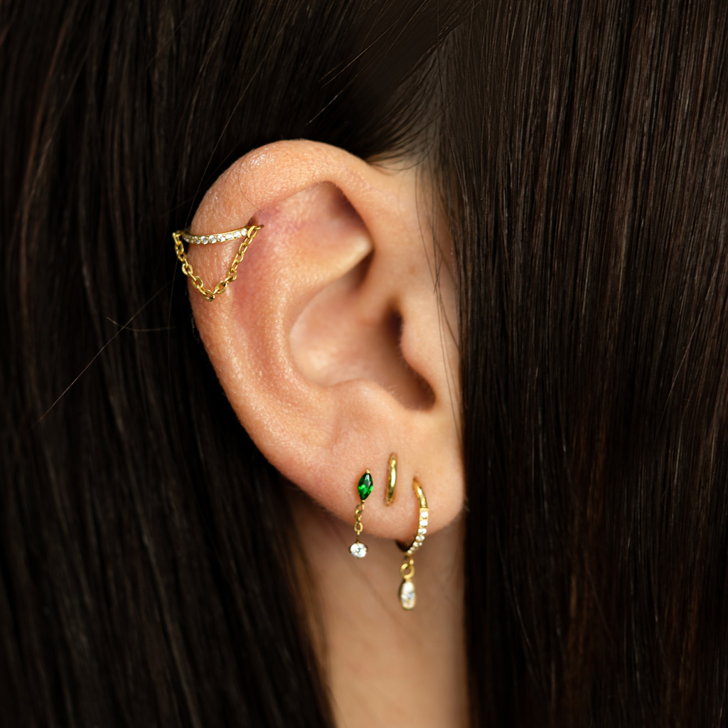 Titan-Labret mit smaragdgrünem Stein und Anhänger