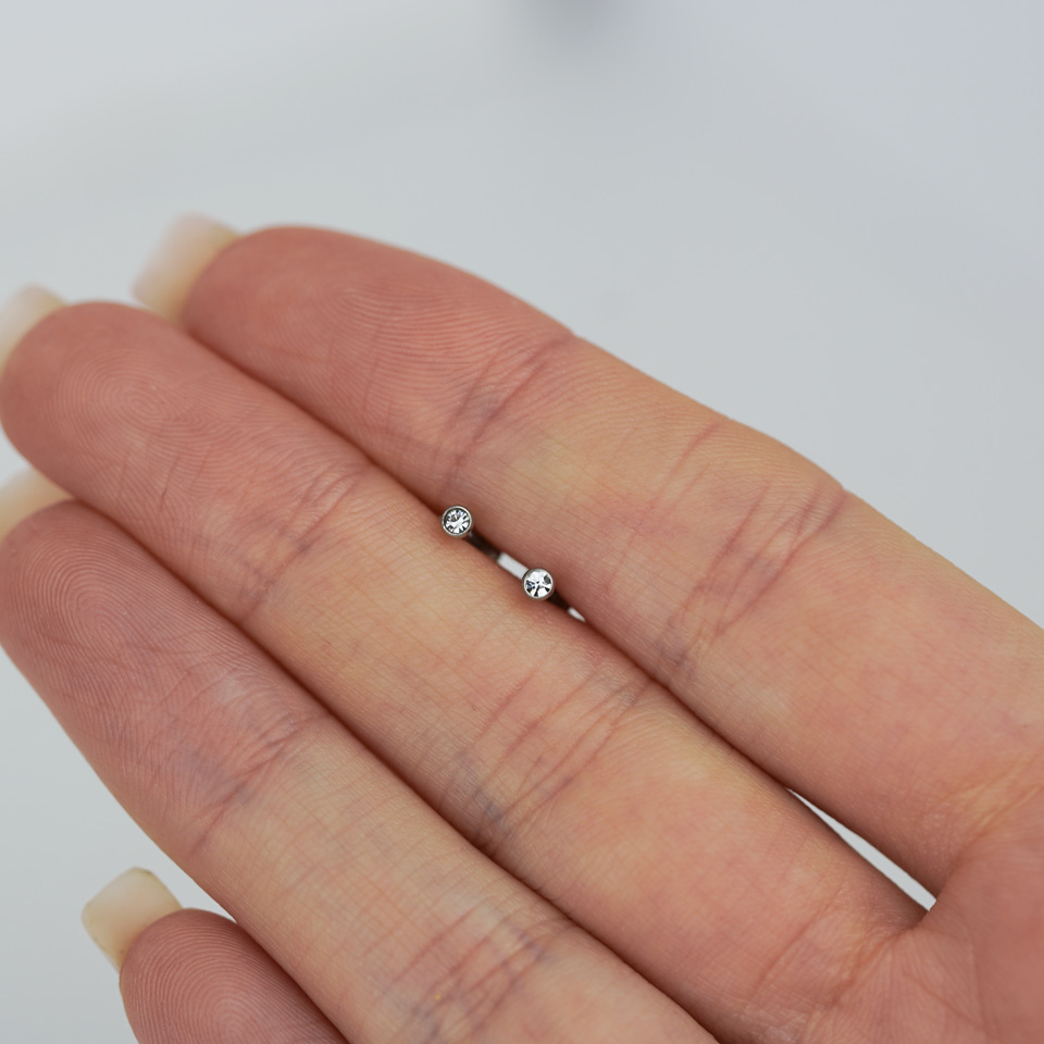 Labret mit einem kleinen Stein und innenseitigen Gewinde