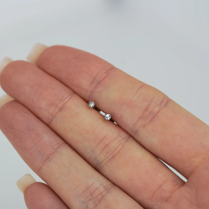 Labret mit einem kleinen Stein und innenseitigen Gewinde