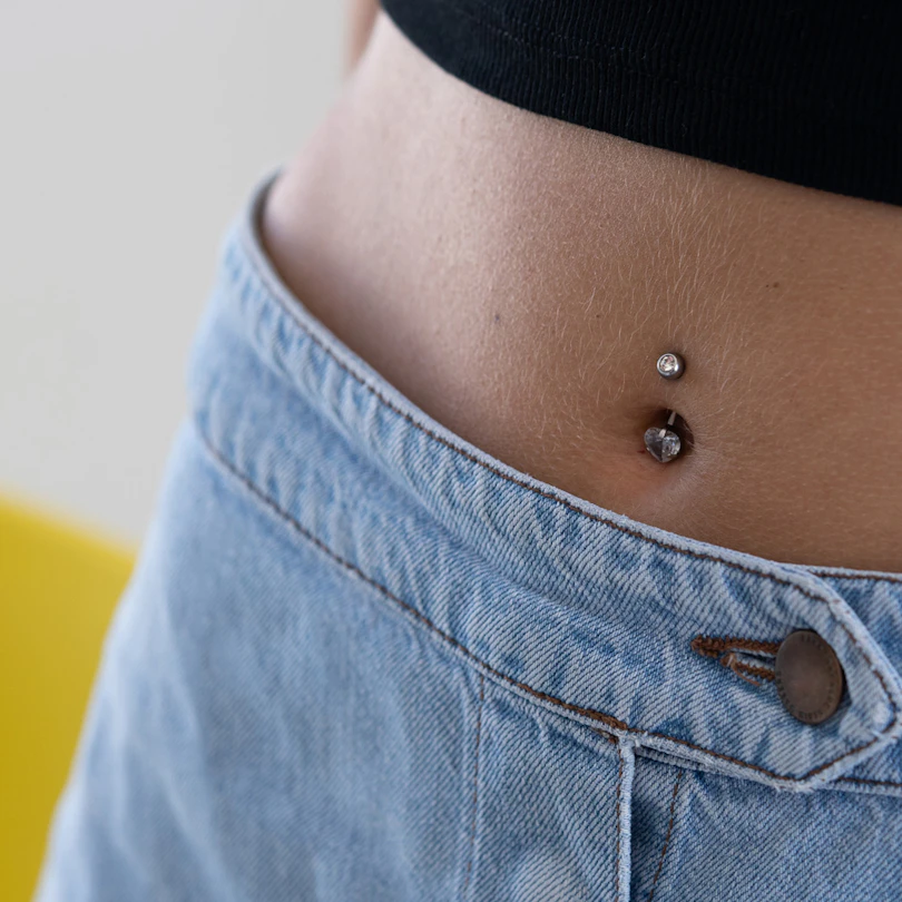 Bauchnabelpiercing mit einem Steinherz